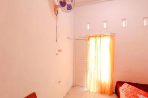 Postel nebo postele na pokoji v ubytování Pinky Guest House Syariah Kota Batu