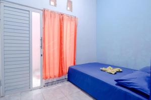 Postel nebo postele na pokoji v ubytování Pinky Guest House Syariah Kota Batu