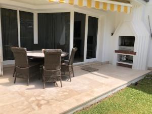 TV a/nebo společenská místnost v ubytování Dominion Beach House