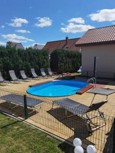 basen z leżakami w obiekcie Ferienhäuser mit Pool w Rewalu