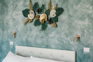Amalfi Coast Holiday House في سكالا: غرفة نوم بسرير ابيض وجدار ازرق