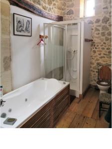 La salle de bains est pourvue d'une baignoire et de toilettes. dans l'établissement Les Logis de Lestiac, à Lestiac-sur-Garonne