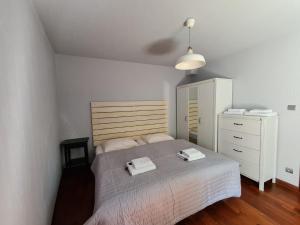 Ένα ή περισσότερα κρεβάτια σε δωμάτιο στο Krakowska 1
