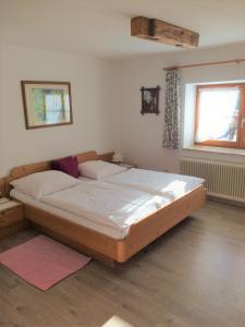 1 dormitorio con 1 cama grande en una habitación en Landhaus Manuela & Haus Michael en Leutasch