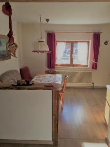 ein Wohnzimmer mit einem Holztisch und einem Esszimmer in der Unterkunft Landhaus Manuela & Haus Michael in Leutasch