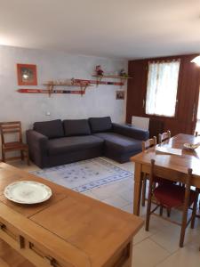 uma sala de estar com um sofá e uma mesa em Chez Gabriele em Breuil-Cervinia