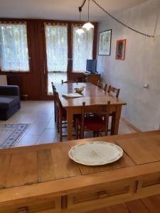 uma sala de jantar com uma mesa de madeira e cadeiras em Chez Gabriele em Breuil-Cervinia