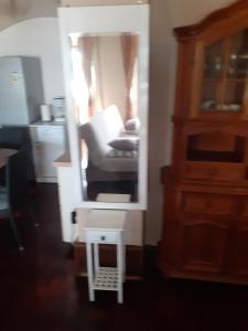 sala de estar con espejo y silla en una habitación en Apartments Sekoko en Šibenik