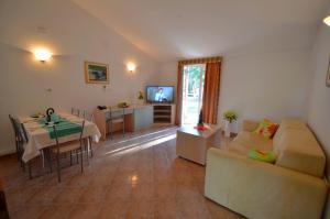 Televízia a/alebo spoločenská miestnosť v ubytovaní Apartments Materada Residence