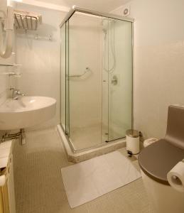 Koupelna v ubytování Hotel Tirol + 14 fotografií