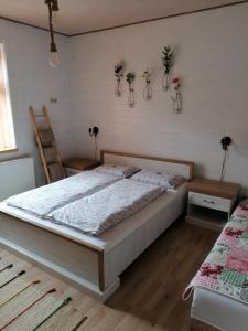 um quarto com uma cama grande com flores na parede em Apartmán Trstinka em Trstené