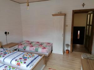 Posteľ alebo postele v izbe v ubytovaní Apartmán Trstinka