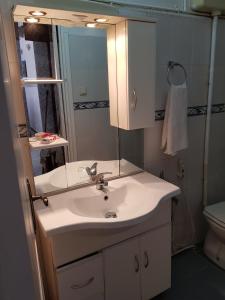 een badkamer met een witte wastafel en een spiegel bij ApartF32020 in El Biar