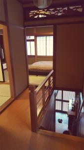 Hida House في تاكاياما: غرفة مع سرير بطابقين في غرفة