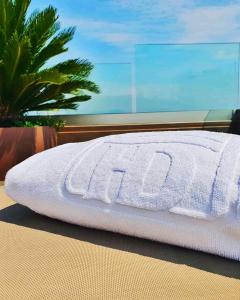 materasso bianco posto sopra un balcone di Hotel Desenzano a Desenzano del Garda