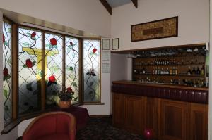 Lounge nebo bar v ubytování McNevins Warwick Motel
