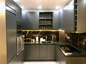 a kitchen with black cabinets and a counter top at The Percy's Heritage in Oxford