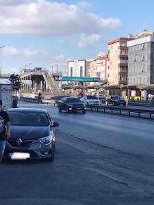 eine Gruppe von Autos, die eine Stadtstraße hinunterfahren in der Unterkunft Istanbul Fair Hotel in Istanbul