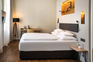 Postel nebo postele na pokoji v ubytování Hotel Rathaus - Wein & Design
