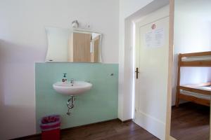 Hostel Trobenta in Oblak的一间浴室