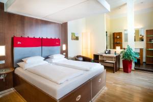 Postel nebo postele na pokoji v ubytování Hotel Rathaus - Wein & Design