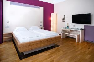 Postel nebo postele na pokoji v ubytování Hotel Rathaus - Wein & Design