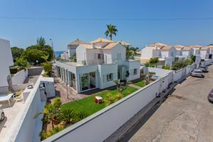 ein Blick vom Balkon eines Hauses in der Unterkunft Villa Maresia Dourada in Guia