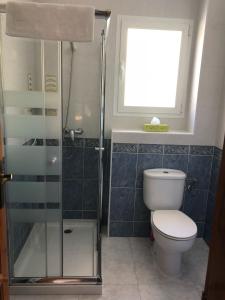 ベニタチェルにあるCasa Ninのバスルーム(トイレ、ガラス張りのシャワー付)