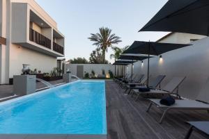 Giafra Luxury Rooms内部或周边的泳池