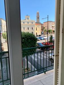 einen Balkon mit Blick auf eine Stadtstraße in der Unterkunft Nontiscordardime in Orsogna