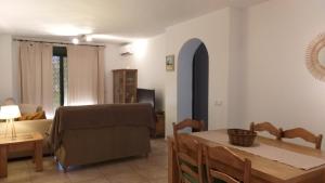 A seating area at Apartamento Jardines