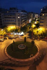 een park in het midden van een stad 's nachts bij ThessViewN'Style City Penthouse in Thessaloniki