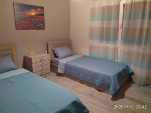 een slaapkamer met 2 bedden en een dressoir. bij Villa Alexandra in Iraklitsa