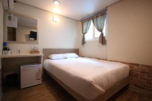 Rúm í herbergi á Dongdaemun Hwashin Hostel