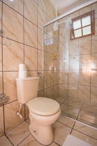 een badkamer met een toilet en een douche bij Pousada Luar do Sertão in Valença