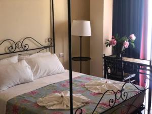 A bed or beds in a room at Hotel Marconi