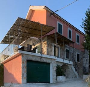 Budova, v ktorej sa vila nachádza