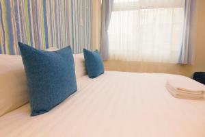 Letto o letti in una camera di One Heart Inn