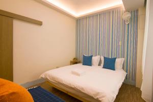 Letto o letti in una camera di One Heart Inn