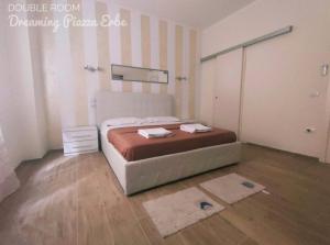 Postel nebo postele na pokoji v ubytování Dreaming Piazza Erbe Rooms