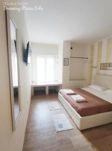 Postel nebo postele na pokoji v ubytování Dreaming Piazza Erbe Rooms