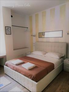Postel nebo postele na pokoji v ubytování Dreaming Piazza Erbe Rooms