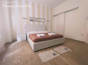 Postel nebo postele na pokoji v ubytování Dreaming Piazza Erbe Rooms