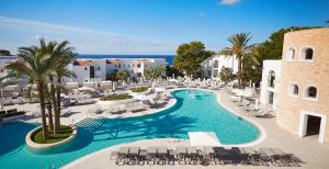 einen Luftblick auf ein Resort mit einem Pool in der Unterkunft Insotel Tarida Beach Resort & SPA in Cala Tarida