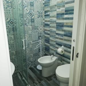 La salle de bains est pourvue de toilettes et d'un lavabo. dans l'établissement TRISCINA SUMMER HOUSE, à Triscina