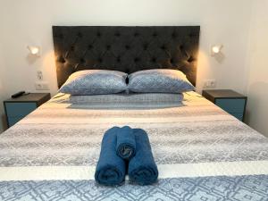 sypialnia z łóżkiem z niebieskimi ręcznikami w obiekcie Los Cristianos Costamar apartment w mieście Los Cristianos