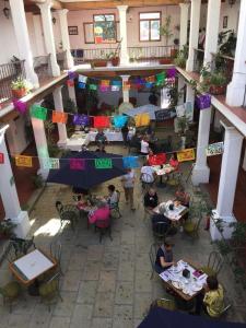 eine Aussicht über ein Restaurant mit Tischen in der Unterkunft Parador Monte Carmelo in Oaxaca de Juárez