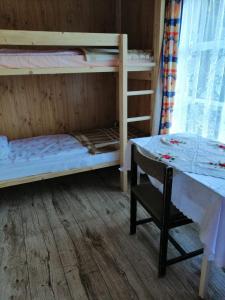 a room with two bunk beds and a table at Pod Gwiazdami Lejkowo in Lejkowo