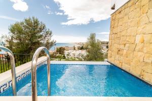 basen z widokiem na ocean w obiekcie Torreblanca 4BDR Townhouse with Stunning Views w mieście Fuengirola