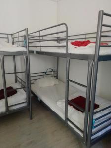 Postel nebo postele na pokoji v ubytování Old Évora Hostel